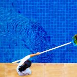 Cómo limpiar la piscina de forma sostenible y reducir emisiones