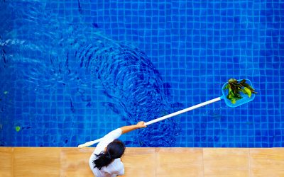 Cómo limpiar la piscina de forma sostenible y reducir emisiones