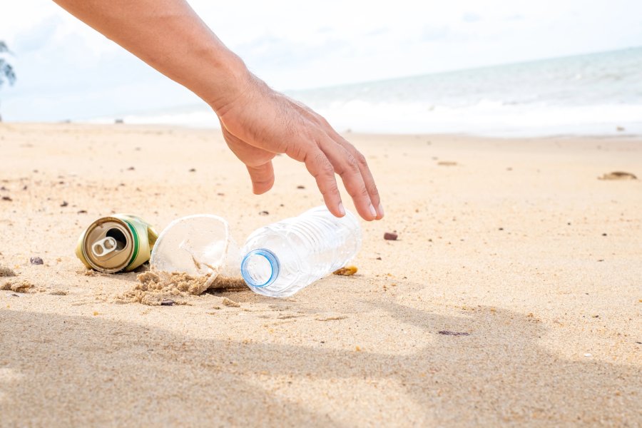 ¿Cómo disfrutar de la playa o la montaña sin dejar residuos?